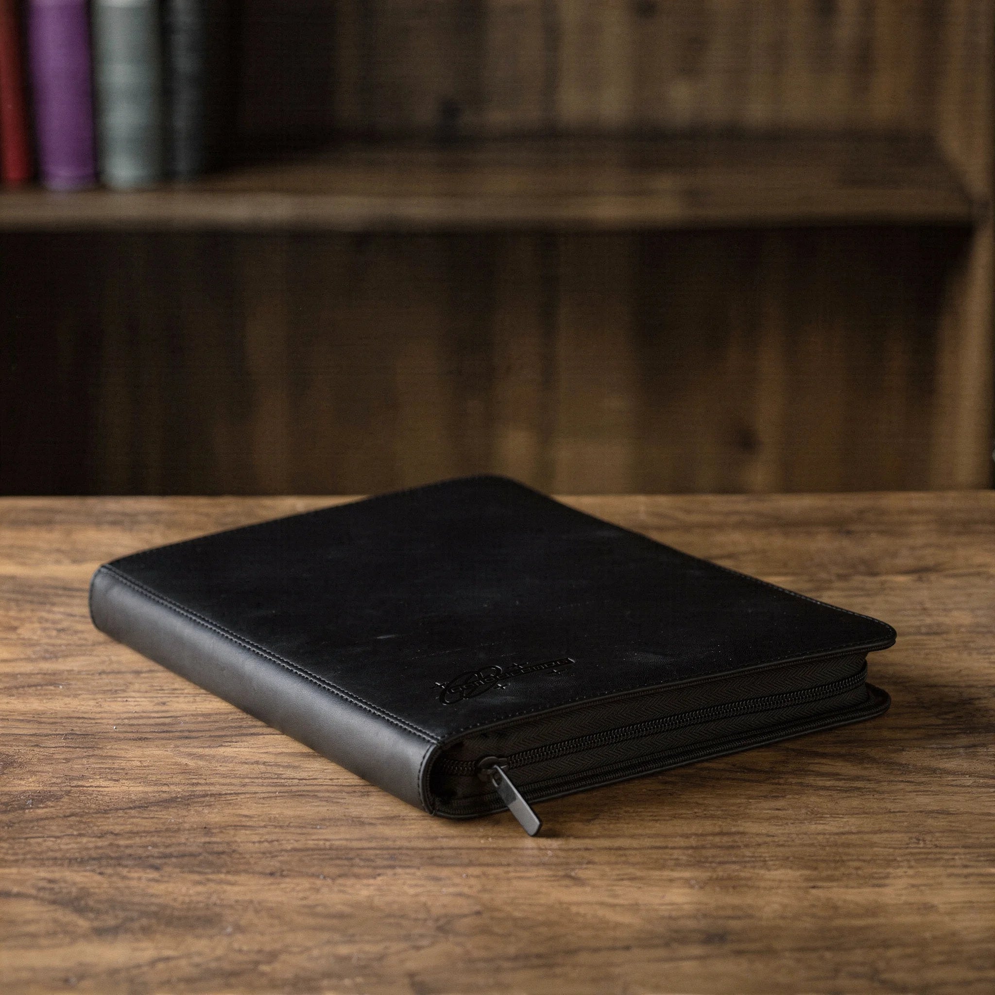 cardcosmos - 12 Pocket Zip Premium Leather Binder - Schwarz